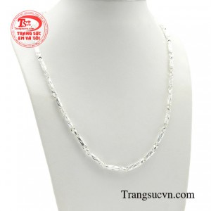 Dây chuyền được chế tác từ chất liệu bạc 925 thời thượng với chi tiết khóa cài chắc chắn, kết hợp cùng chi tiết đường nét tỉ mỉ bởi đôi tay của đội ngũ thợ kim hoàn lành nghề