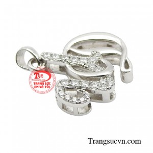 Mặt dây với kiểu dáng thanh mảnh đính đá Cz là gợi ý tuyệt vời cho vẻ đẹp thuần khiết và lung linh của các nàng.