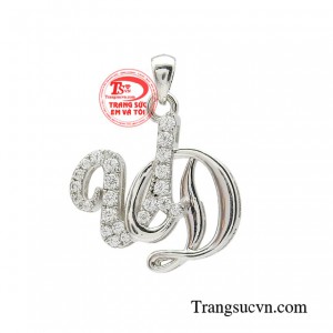 Mặt dây chuyền chữ tinh xảo sử dụng chất liệu vàng trắng tạo nên một vẻ đẹp lạ mắt và ấn tượng nhất cho phái đẹp.