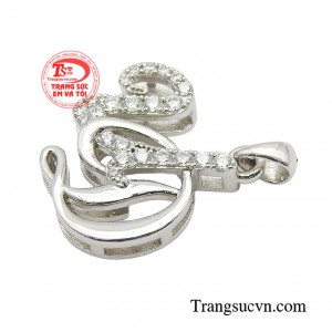 Thiết kế mặt dây đơn giản và nhỏ nhắn, giúp nàng dễ dàng phối hợp cùng nhiều bộ cánh của mình. 