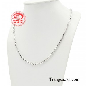 Sản phẩm sử dụng chất liệu vàng trắng 18k giúp nổi bật và ấn tượng phù hợp với nam giới phái mạnh.