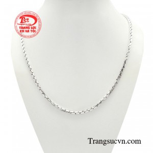 Dây chuyền nam vàng trắng ấn tượng mang lại sự chắc chắn, mạnh mẽ cho người dùng.