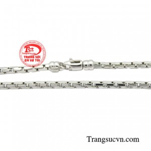 Được kết nối bởi những mắt xích to bản chắc chắn sẽ giúp chàng thu hút mọi ánh nhìn của phái đẹp.