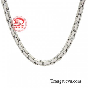 Chiếc dây chuyền tạo ấn tượng bởi nét cá tính, phong trần mà thiết kế này mang lại.