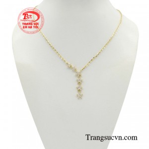Dây chuyền ngôi sao duyên dáng tôn lên nét đẹp trẻ trung, sang trọng, nữ tính dành cho mọi cô gái. 