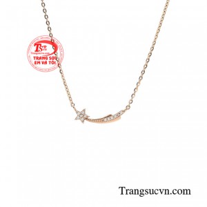 Bới vậy, dây chuyền ngôi sao vàng hồng rất được phái đẹp yêu thích và đón nhận.