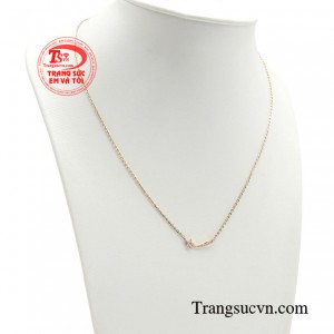Chiếc dây chuyền sử dụng chất liệu vàng hồng 10k Korea cùng kiểu dáng thanh mảnh đính đá Cz.