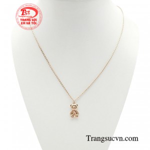 Dây chuyền nữ tính thanh lịch có thiết kế duyên dáng được lấy cảm hứng từ chú gấu nhỏ đáng yêu. 
