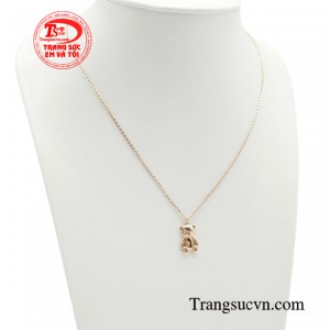 Chiếc dây chuyền với hình gấu nhỏ tạo điểm nhấn và thu hút cho sản phẩm