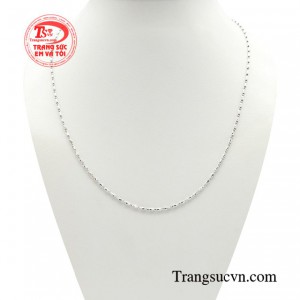 Dây chuyền phái đẹp duyên dáng mang một gam màu trắng cổ điển nhẹ nhàng