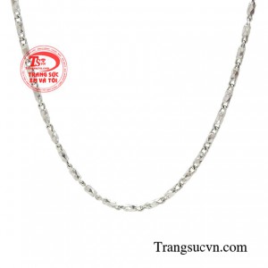 Bên cạnh trang phục thanh lịch, chiếc dây chuyền vàng trắng sẽ tạo thêm điểm nhấn khác biệt trong phong cách của các cô gái.