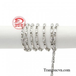 Thiết kế nhẹ nhàng nhưng không đơn điệu khi kết hợp họa tiết bắt mắt mang đến sự kiêu sa và sang trọng riêng biệt. 