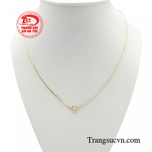 Dây chuyền quý cô tỏa sáng thiết kế theo kiểu dáng nữ tính, xinh xắn nhưng không kém phần nổi bật phần xương quai xanh của các nàng thêm phần gợi cảm, tinh tế. 