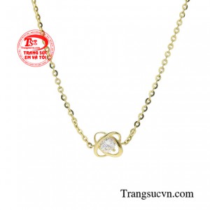 Chính vì thế, EVT luôn hướng đến sự tối giản, trang nhã. Dây chuyền quý cô tỏa sáng sẽ giúp bạn tôn lên được vẻ đẹp kiêu hãnh xinh đẹp của mình