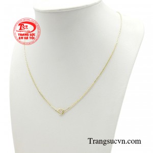 Sản phẩm không chỉ làm nổi bật lên vẻ yêu kiều của chị em mà còn toát lên khí chất mạnh mẽ, cá tính của những cô gái trẻ trung, hiện đại.