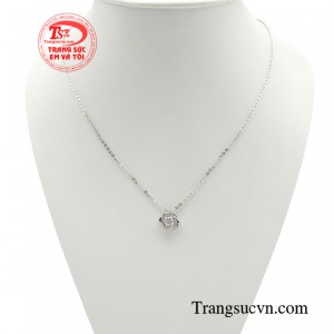Dây chuyền quý cô vàng trắng giúp phái nữ luôn luôn xuất hiện một cách tự tin, khác biệt, khiến mọi người xung quanh phải ngưỡng mộ.
