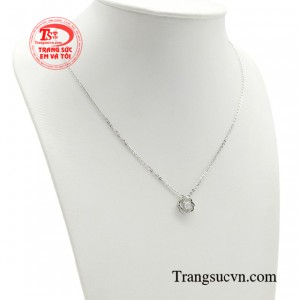 Không chỉ là một món trang sức thuần túy tô điểm thêm phần xinh đẹp và thu hút