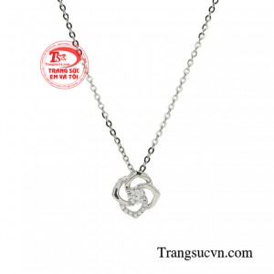 Chiếc dây chuyền còn giúp phái nữ thể hiện được hết những khí chất, vẻ đẹp và thần thái bên trong của mình.