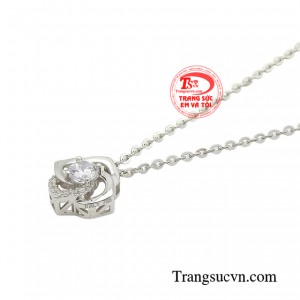 Món trang sức chính là cứu cánh cho mọi quý cô, khẳng định được đẳng cấp, phong thái riêng biệt của mình.