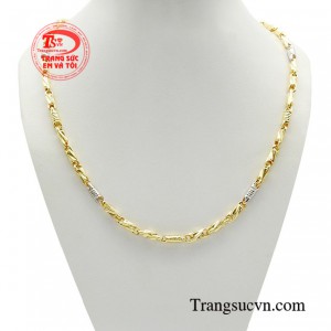 Dây chuyền quý ông thành đạt thiết kế dày dặn thể hiện được sự bản lĩnh, khỏe khoắn mà không phô trương, màu mè.