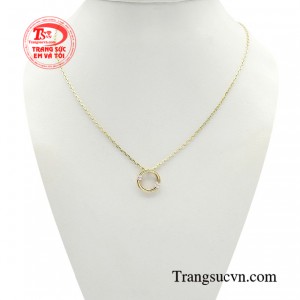 Dây chuyền thanh lịch duyên dáng là gợi ý tuyệt vời cho vẻ đẹp thuần khiết và lung linh của các nàng. 