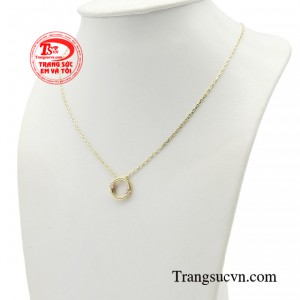 Thiết kế tinh tế giúp nàng dễ dàng phối hợp cùng nhiều bộ cánh yêu thích của mình.