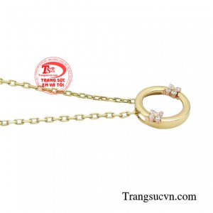 Sản phẩm lưu giữ vẻ đẹp cùng thời gian khiến chúng trở thành một chi tiết đắt giá làm điểm nhấn bừng sáng trên gương mặt của bạn.