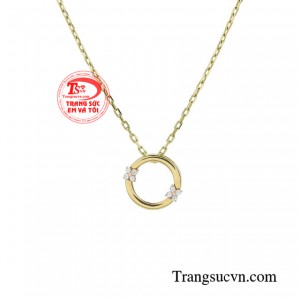 Với món trang sức này chị em phụ nữ lúc nào cũng trở nên sang trọng, thanh lịch ngay cả khi chỉ diện áo sơ mi trắng hay đồ jean. 