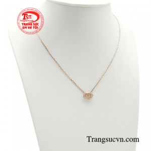 Từng đường nét của sản phẩm giúp phái đẹp tỏa sáng và gây ấn tượng với người xung quanh bởi thiết kế nhẹ nhàng cuốn hút. 