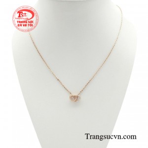 Dây chuyền vàng hồng kiêu sa mang đến nét tươi trẻ và thời thượng đến cho người đeo. 