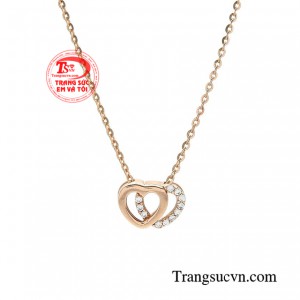Dây chuyền vàng hồng kiêu sa được xem là món phụ kiện tinh tế đồng hành cùng chị em phái đẹp.