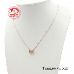 Bên cạnh đó, sản phẩm được chế tác từ vàng hồng 10k giúp tăng thêm sự nổi bật.