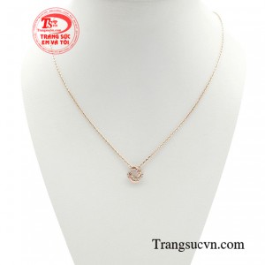 Dây chuyền vàng hồng tỏa sáng nâng tầm phong cách, gu thẩm mỹ đầy nghệ thuật.