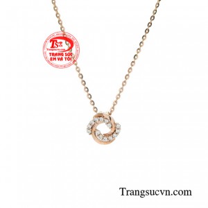Đặc biệt sản phẩm có tính ứng dụng cao, nổi bật khi kết hợp một cách đa dạng các loại trang phục đi làm, gặp gỡ đối tác, trong những dịp dạo chơi.