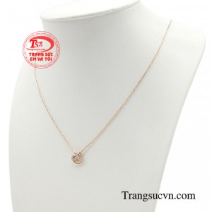 Chiếc dây chuyền giúp quý cô tạo điểm nhấn phong cách, thanh lịch nơi công sở và thể hiện guu thẩm mỹ bắt nhịp với xu hướng thời trang.