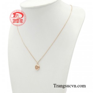 Lấy chất liệu chủ đạo là vàng hồng 10k làm nổi bật thiết kế, sẽ là món quà ý nghĩa