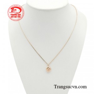 Dây chuyền vàng hồng trẻ trung mang phong thái kiêu sa, độc lập cùng gu thời trang tinh tế giúp các quý cô thêm tỏa sáng và cuốn hút. 