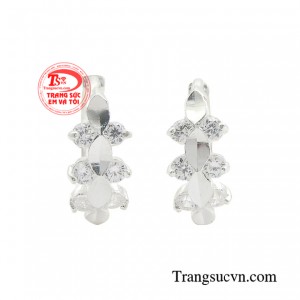 Hoa tai bạc tỏa sáng mang trong mình vẻ đẹp riêng, chất riêng và phong cách riêng.