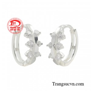 Đôi bông tai sử dụng chất liệu bạc 925 kết hợp hài hòa cùng kiểu dáng bắt mắt mang đến phong cách thời trang thanh lịch cho phái đẹp.