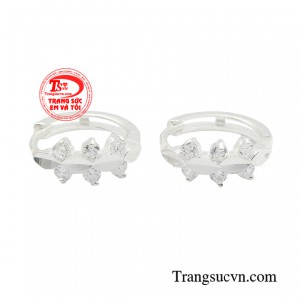 Với đôi hoa tai này chị em có thể thỏa sức hoàn thiện bản thân, giúp vẻ ngoài rạng rỡ.