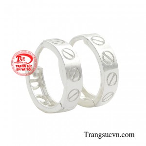 Hoa tai bạc thời thượng cá tính là món trang sức không phân biệt giới tính, bất kể bạn là ai đều có thể dễ dàng sử dụng.