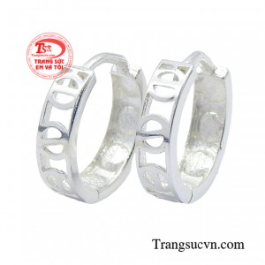 Chẳng cần phối cùng trang phục cầu kỳ, chỉ với đôi hoa tai đơn giản cũng đủ khiến bạn nổi bật cá tính của riêng mình.