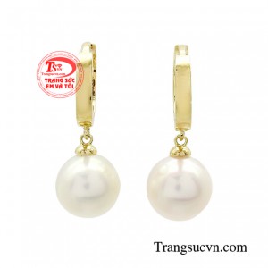 Hoa tai ngọc trai thuần khiết với thiết kế đơn giản nhưng lại tôn lên dáng vẻ hoàn hảo của viên ngọc trai góp phần làm tăng nét nữ tính, kiêu sa cho người sở hữu.