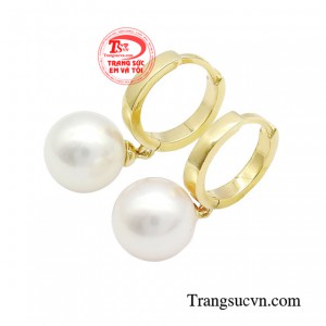  Qua đó đôi hoa tai ngọc trai thuần khiết muốn thay bạn truyền đi thông điệp của sự thành công, vương giả nhưng cũng rất tinh tế ở mỗi người phụ nữ.