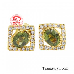 Hoa tai sapphire kiêu sa mang thiết kế cổ điển nhưng pha trộn hơi thở của sự hiện đại.