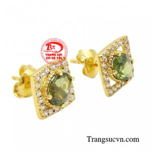 Đôi hoa tai sở hữu đường nét thiết kế tinh xảo phù hợp với phong cách thời trang của những quý cô thành đạt nhưng cũng vô cùng quý phái. 