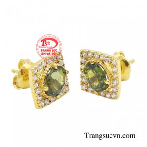 Với sự kết hợp hài hòa giữa saphir và chất liệu vàng 14K, điểm nhấn này sẽ giúp phái đẹp tự tin và kiêu hãnh tỏa sáng