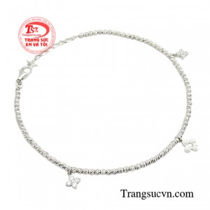 Chiếc lắc chân không đính đá cầu kỳ mà thay vào đó là điểm xuyết những chi tiết mang vẻ nữ tính, tinh tế khác. 