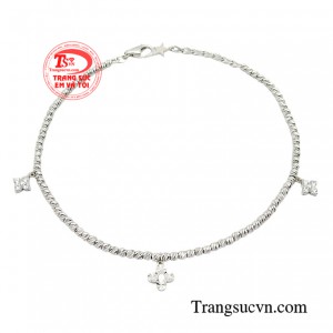 Lắc chân phái đẹp duyên dáng mang ý nghĩa của sự chân thành và may mắn. 