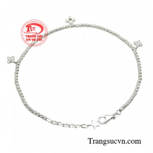  Lắc chân vàng trắng Ý 18K sẽ là một món phụ kiện tuyệt vời cho những cô nàng ưa chuộng sự tối giản nhưng vẫn đề cao sự quý phái, thanh lịch của bản thân. 